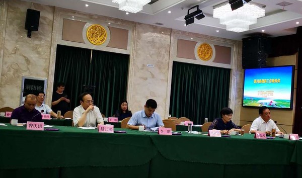 省委宣传部主管思政工作的副部长马云龙与我院研究员李明在主席台上。.jpg